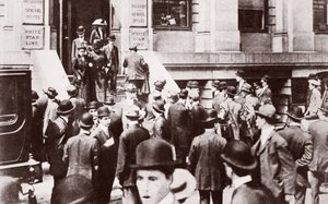 Fuori dagli uffici della White Star Line dopo l